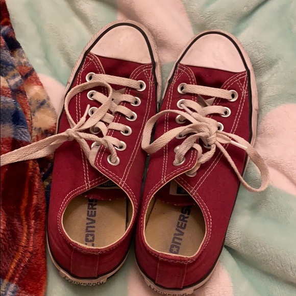 Women’s size 7 maroon converse - Picture 2 of 2